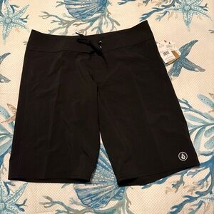 Volcom Women's Black Shorts Size 5 NWT